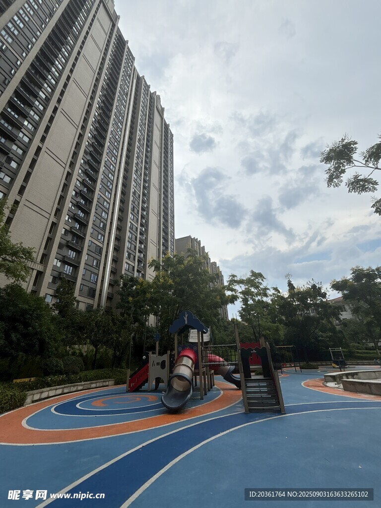 小区内的儿童游乐活动场地