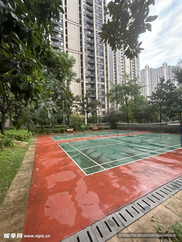 小区内的彩色户外篮球场