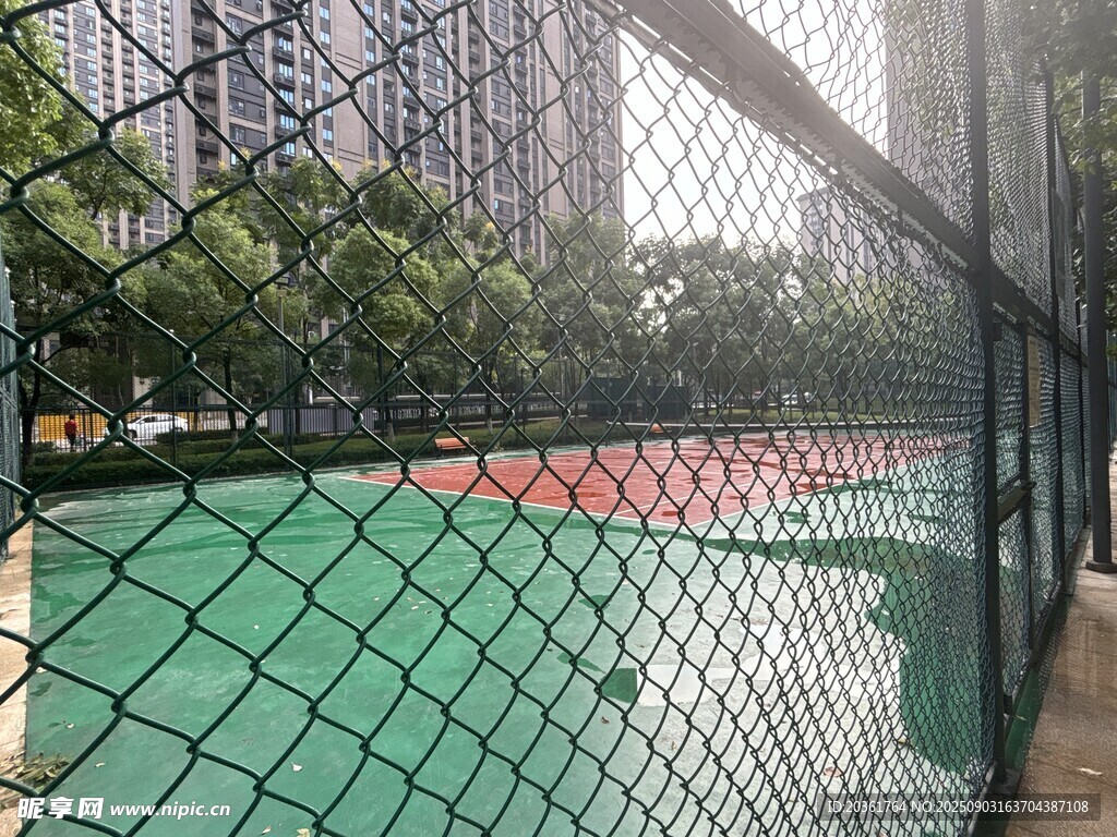 户外网球场及周边景观