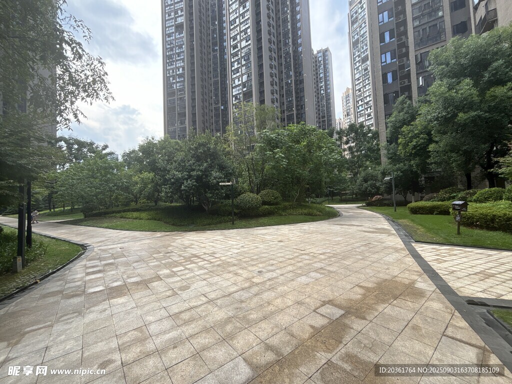 小区内的宽敞砖石步道