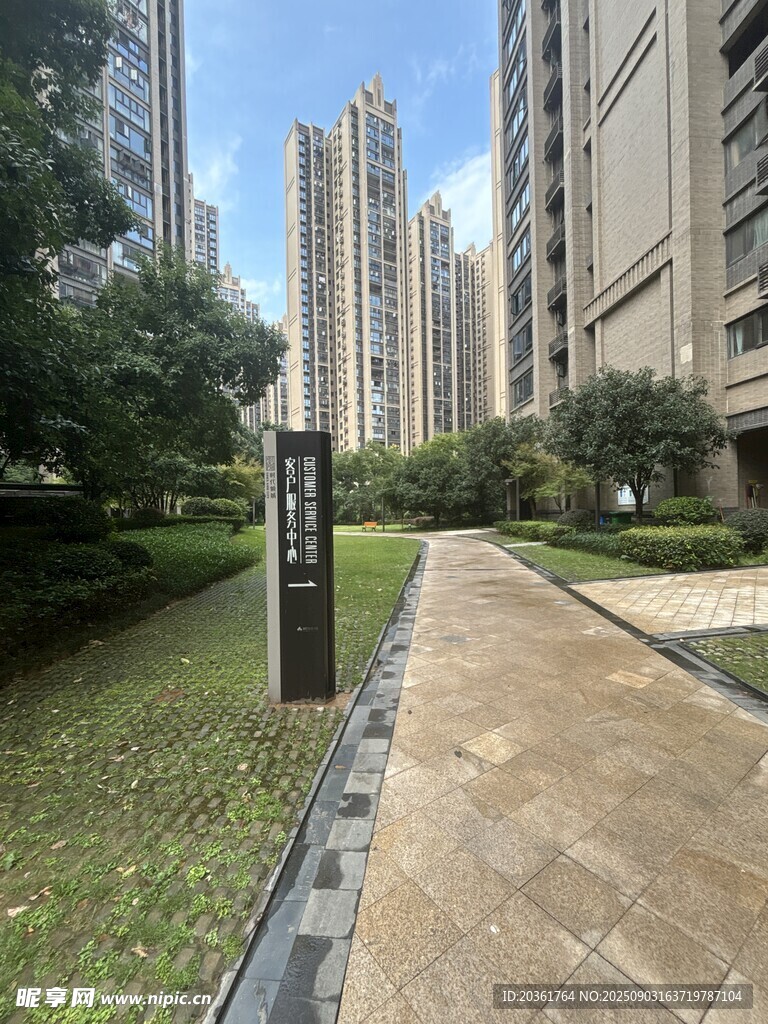 小区内的静谧步道与高楼