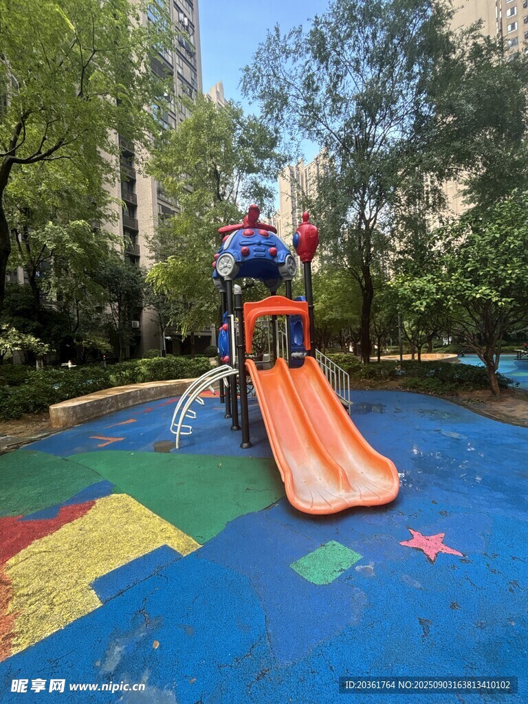 儿童在户外彩色滑梯玩耍