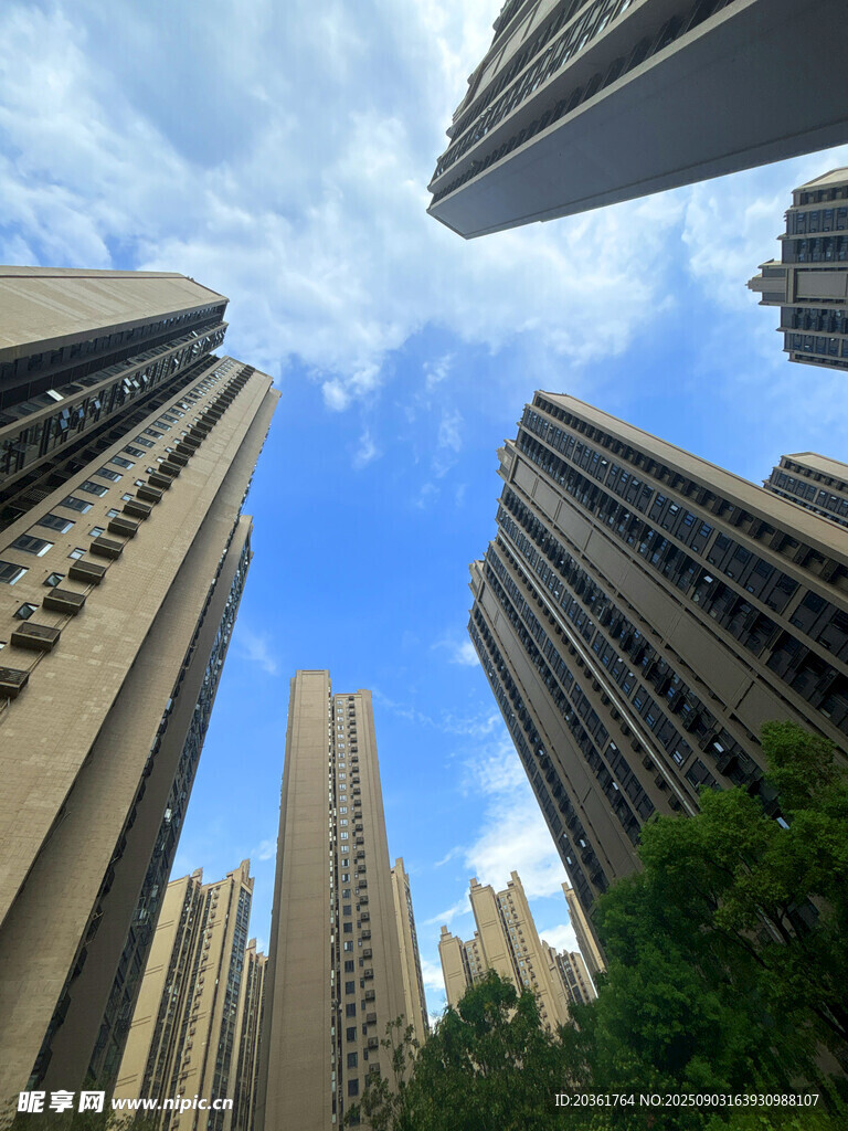 仰观林立高楼与蓝天