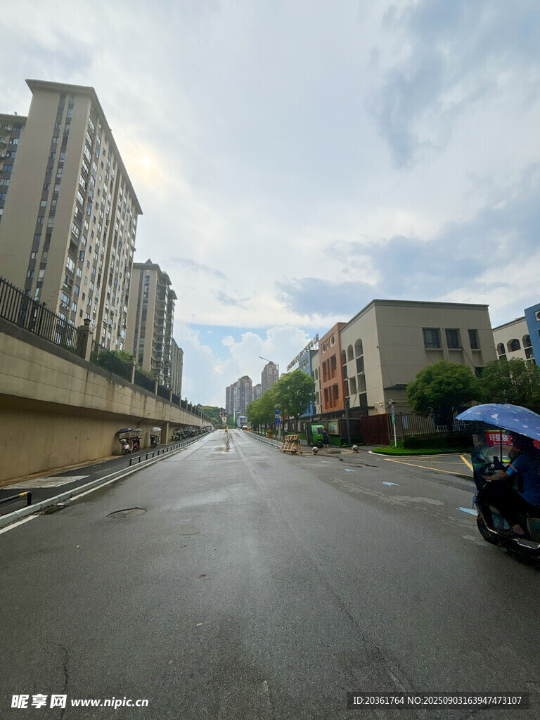 城市空旷道路与周边建筑