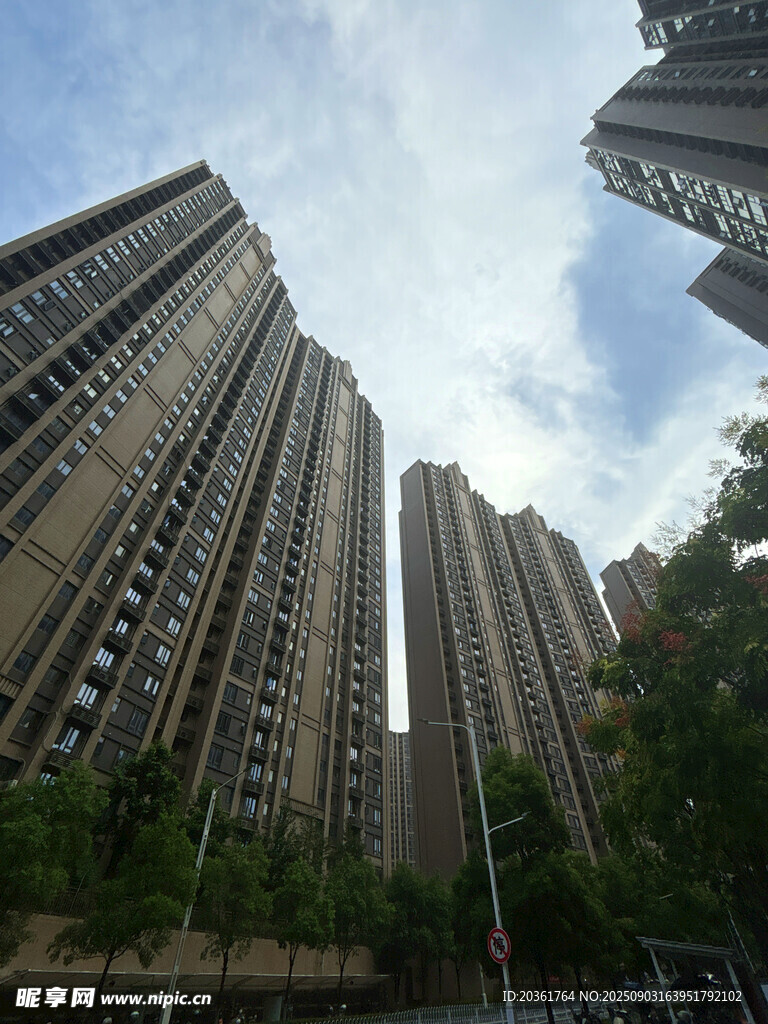 城市林立的高层住宅楼