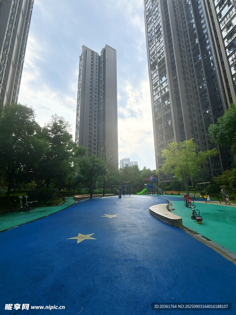 城市中的户外蓝色泳池景观