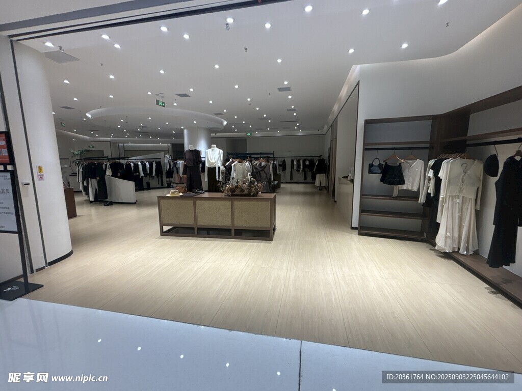 时尚服装店内部展示