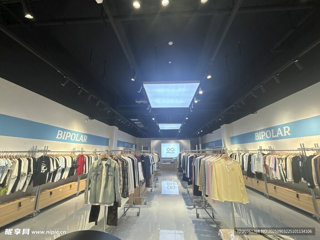时尚服装店内部陈列展示