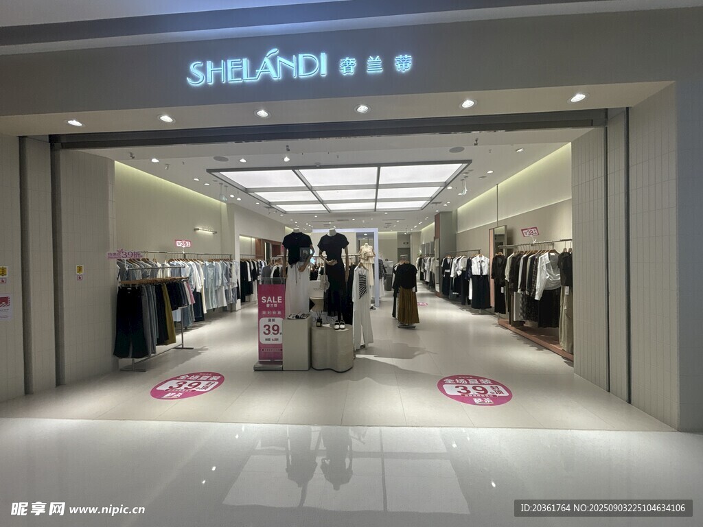 时尚女装店铺内部展示