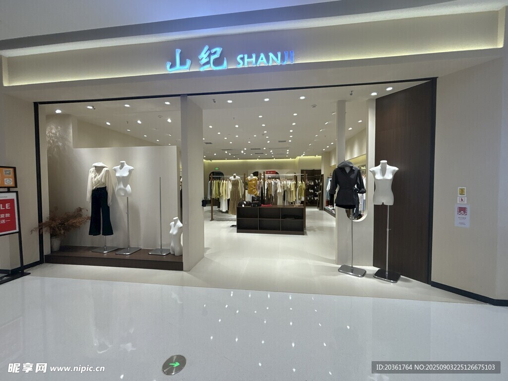 时尚女装店内部展示
