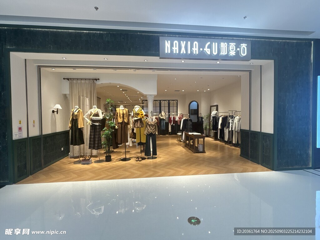 时尚品牌服饰店陈列展示