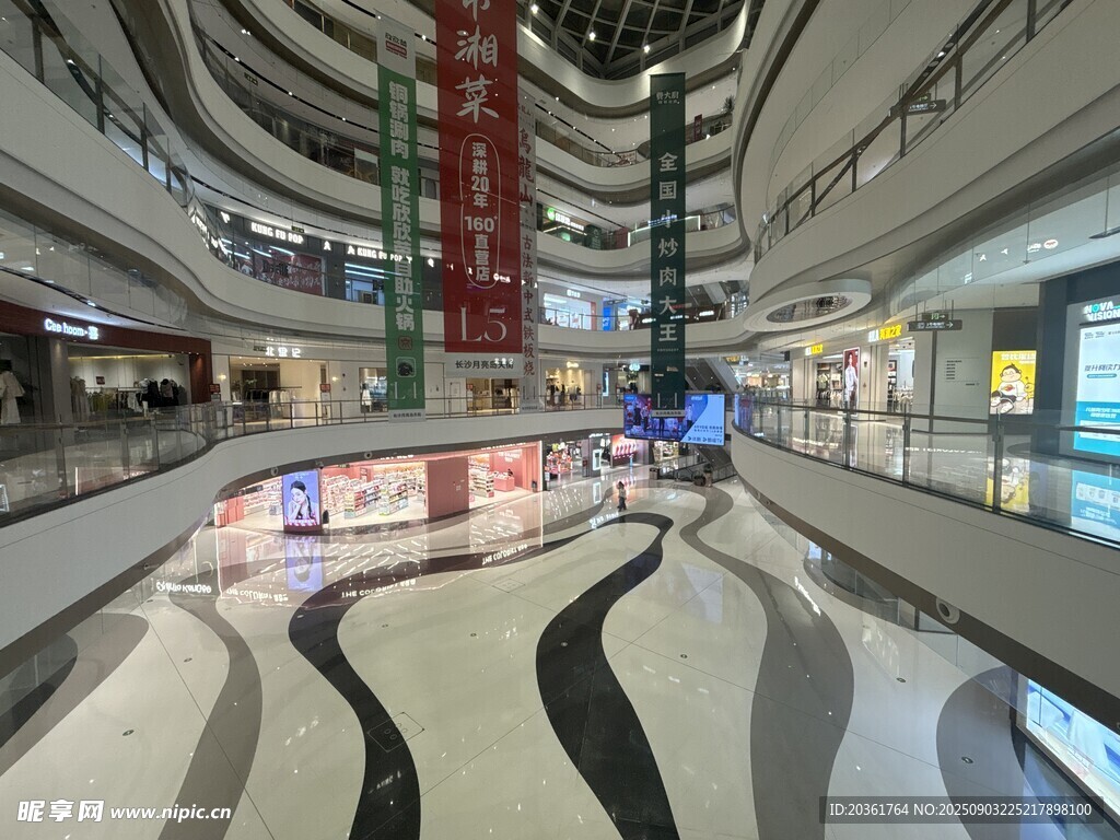 现代时尚的商场内部空间