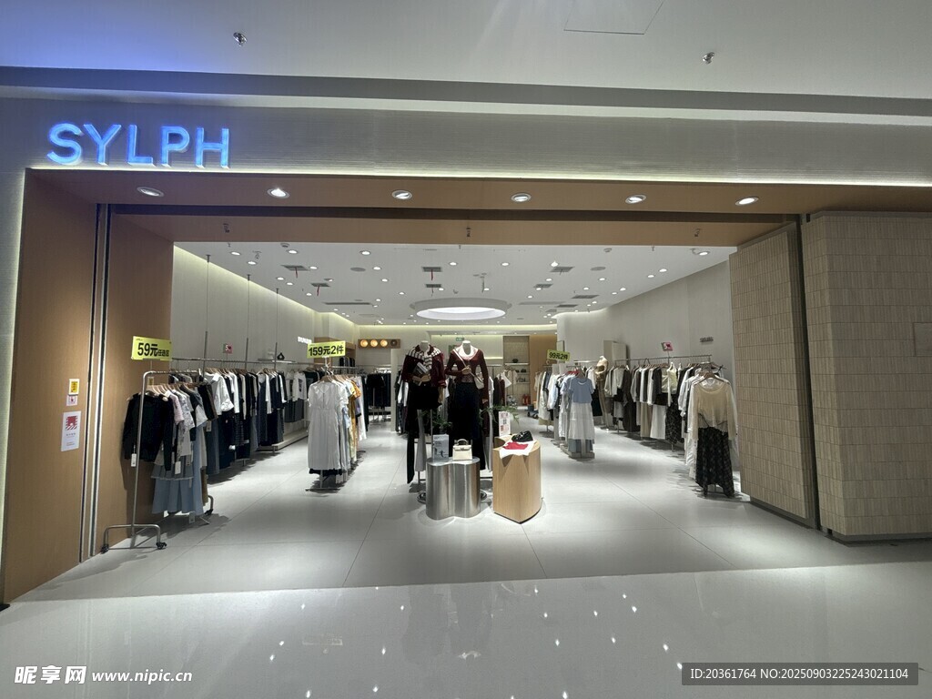 时尚服装店店内热闹场景
