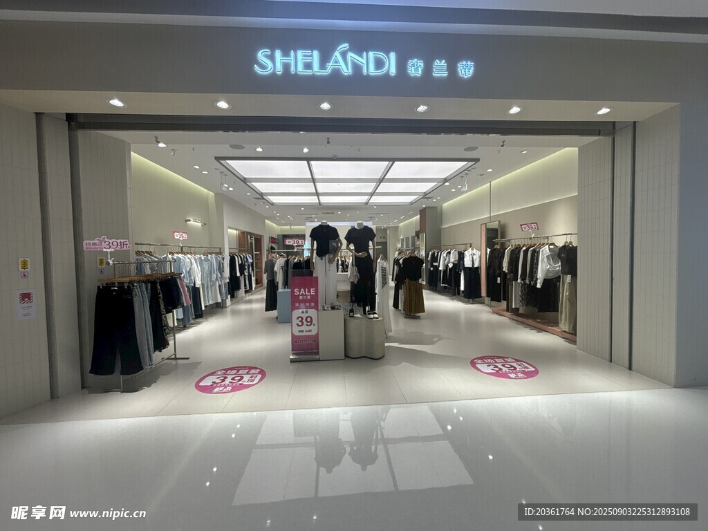 时尚女装店内部展示