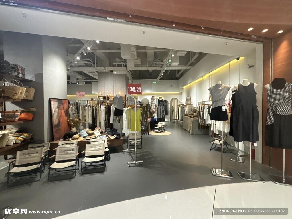 时尚服装店内部陈列展示