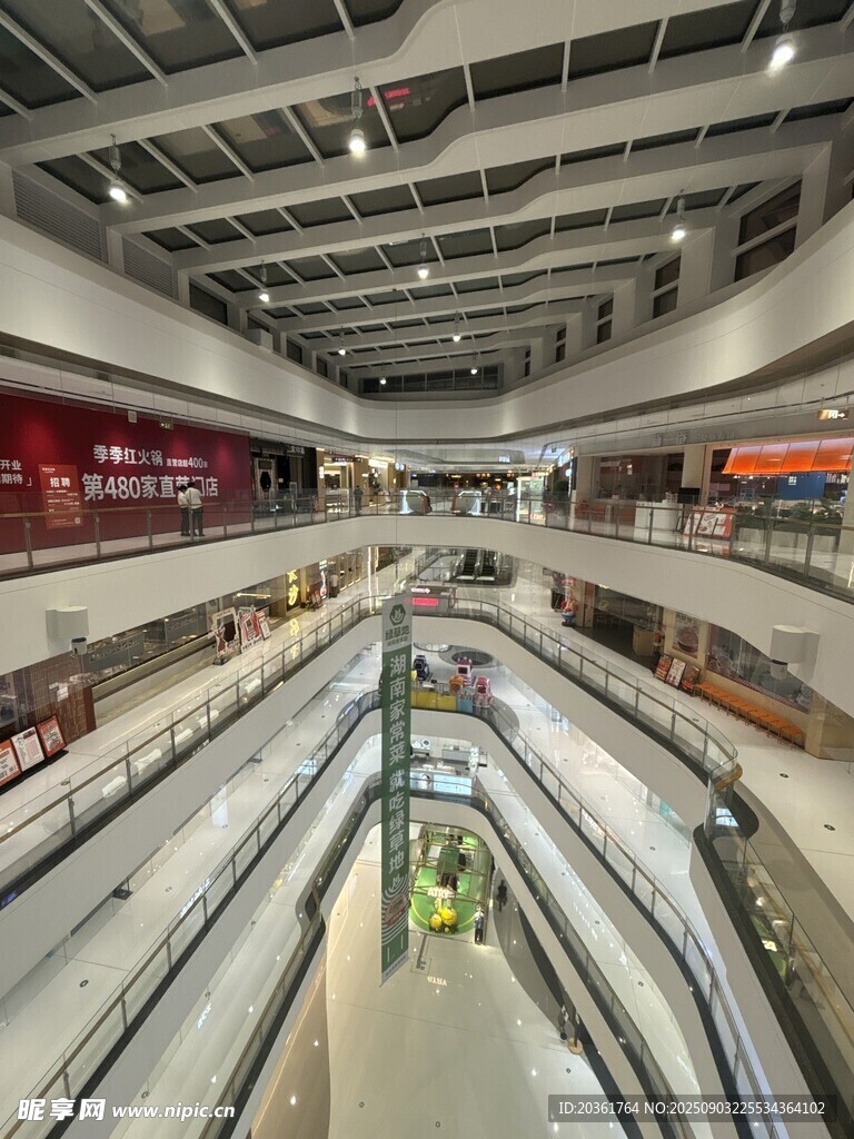 大型商场内部自动扶梯景观