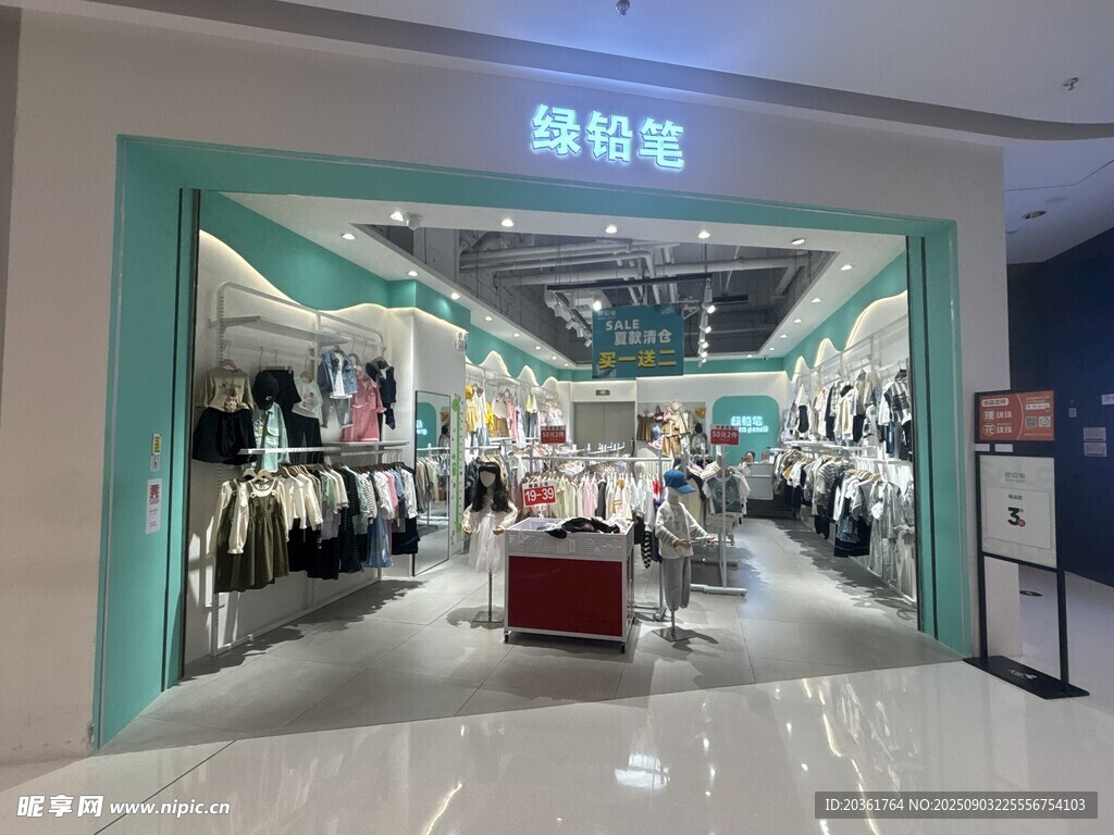 时尚服装店内部陈列展示