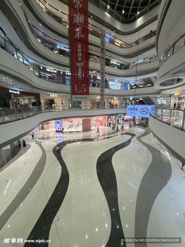 现代商场内部开阔空间