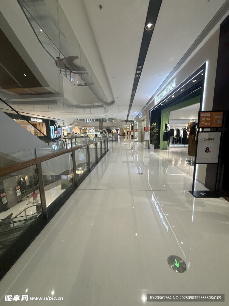 现代商场宽敞明亮的过道