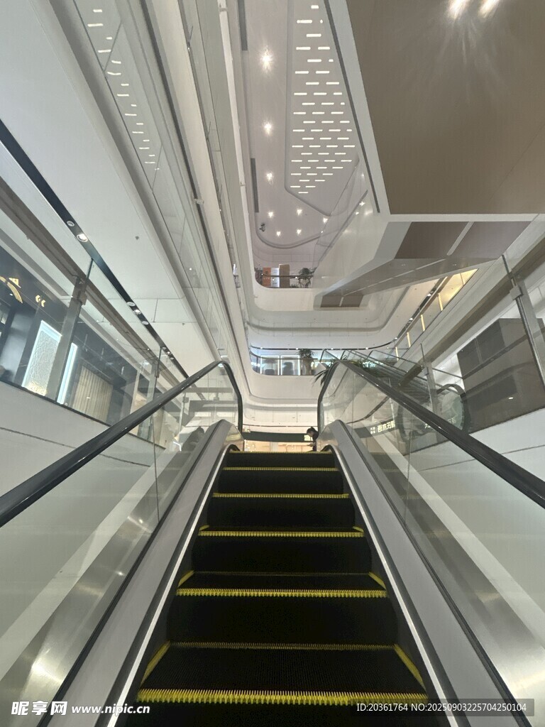现代商场自动扶梯内部景观