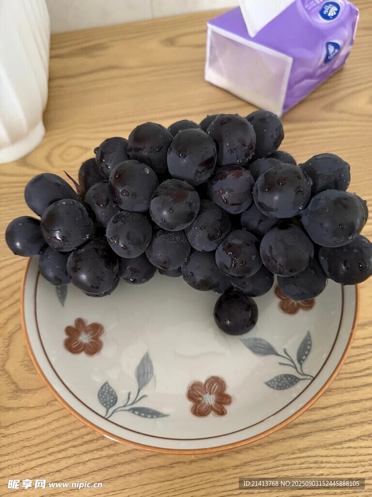 盘中紫葡萄