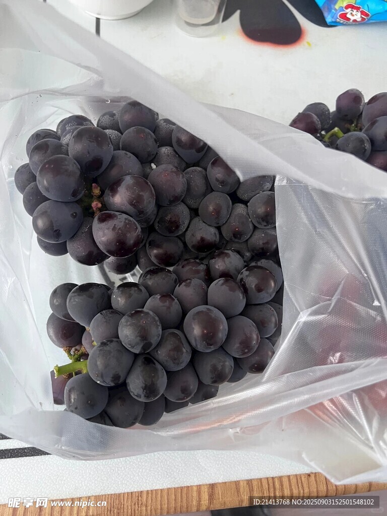 袋装紫葡萄特写