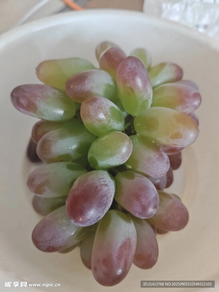 紫绿相间的新鲜葡萄串