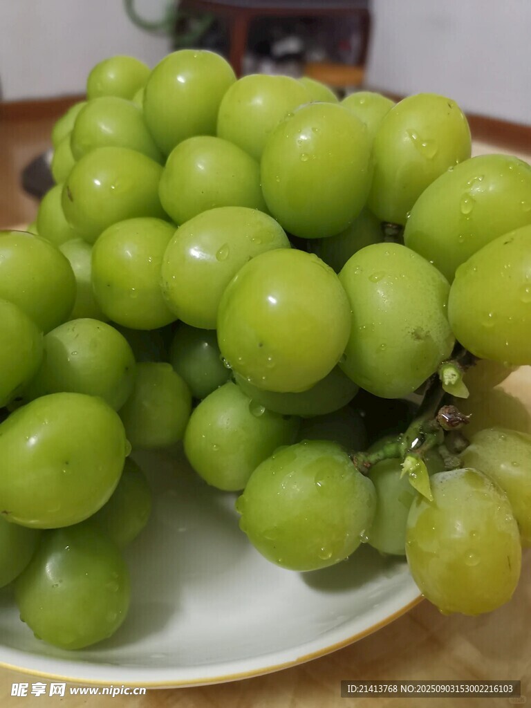 一盘鲜绿的葡萄