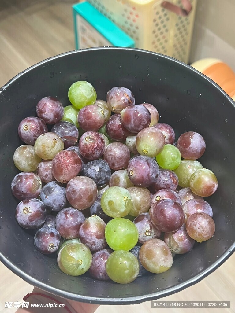 锅中多彩葡萄待处理