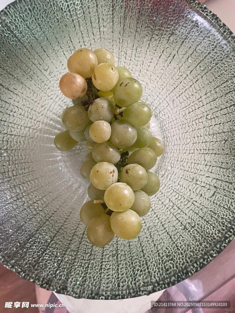玻璃盘中的青葡萄