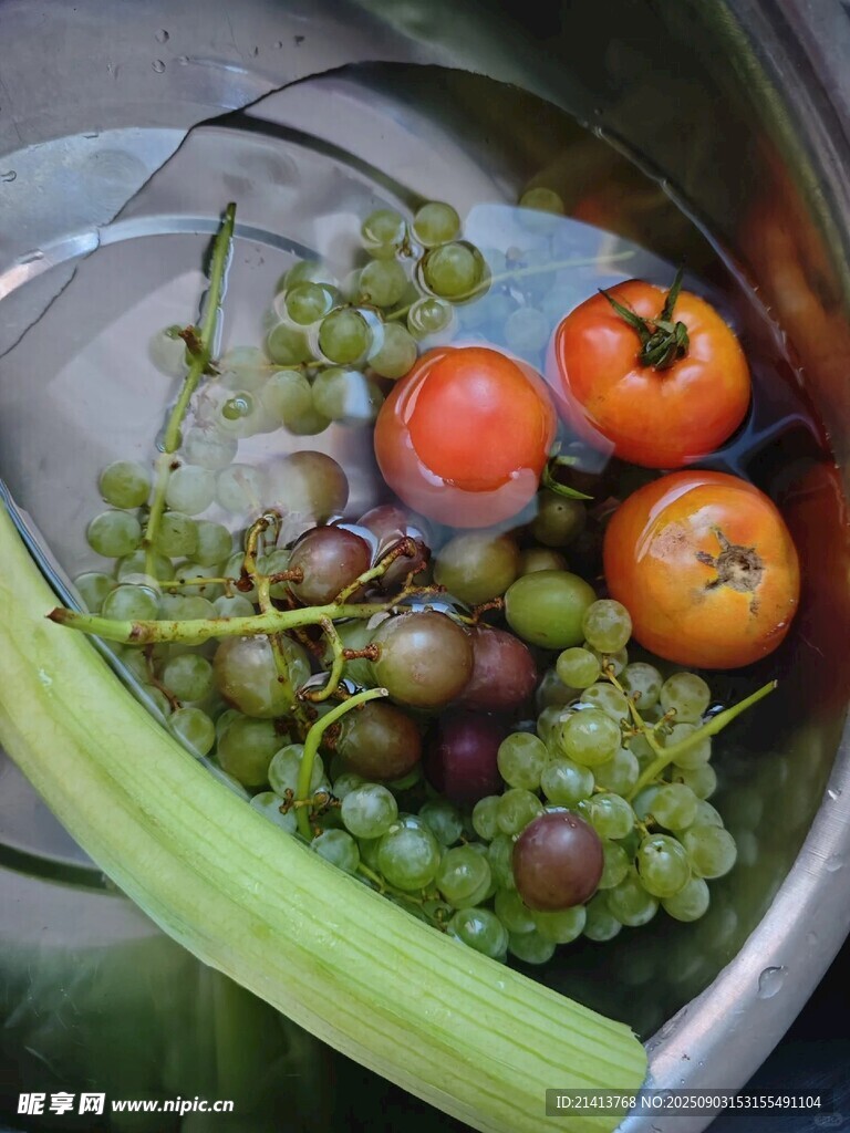 碗中多彩新鲜蔬菜水果