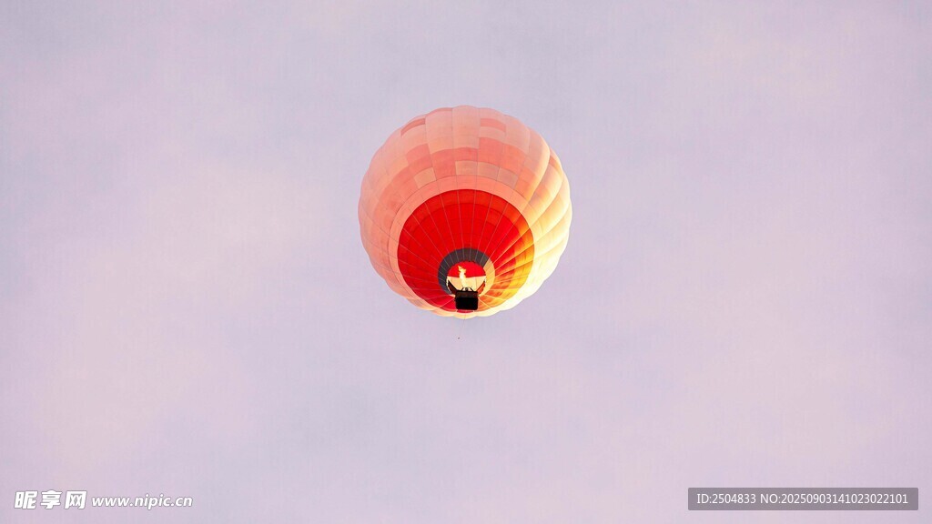 空中飘飞的红色孔明灯
