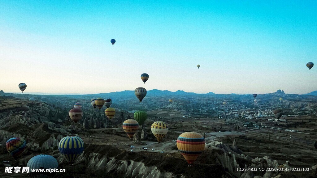 空中热气球群的壮丽景观