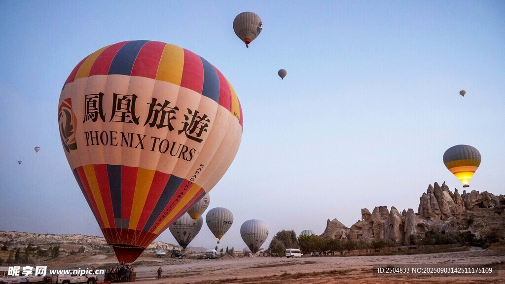 卡帕多西亚多彩热气球升空