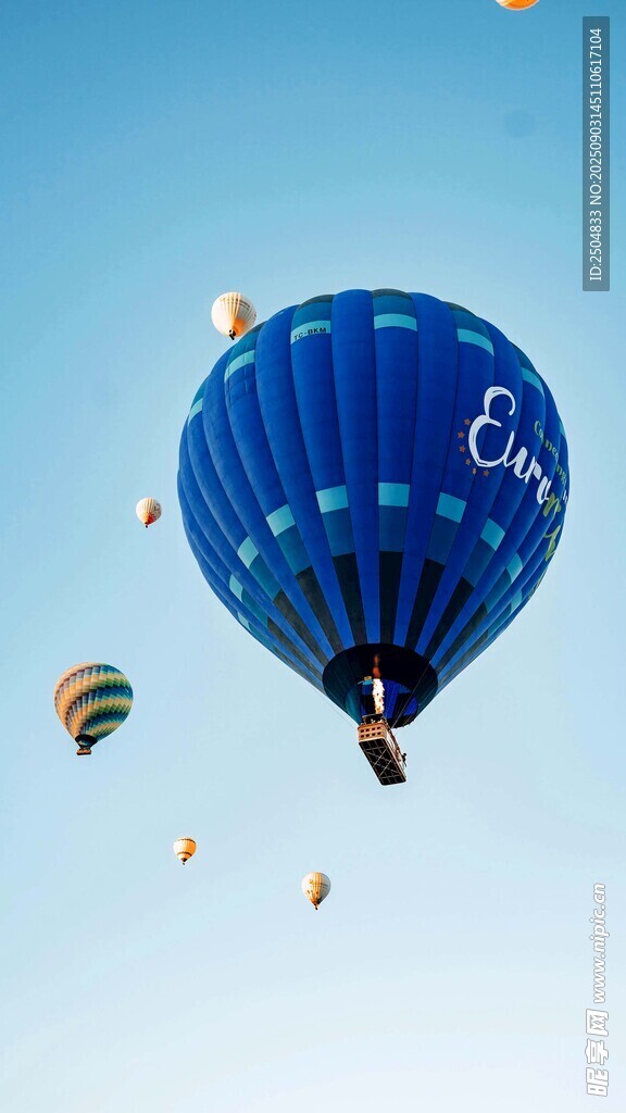 蓝空下的多彩热气球
