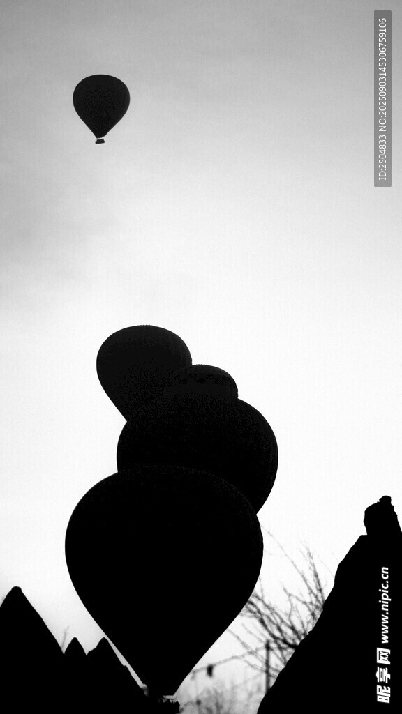 天空下的气球剪影