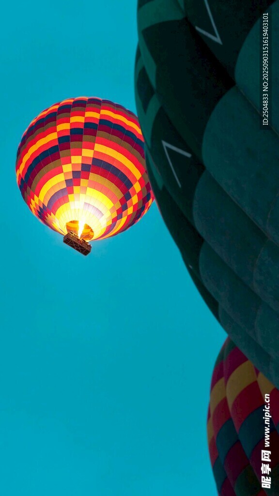 夜空中的绚丽热气球