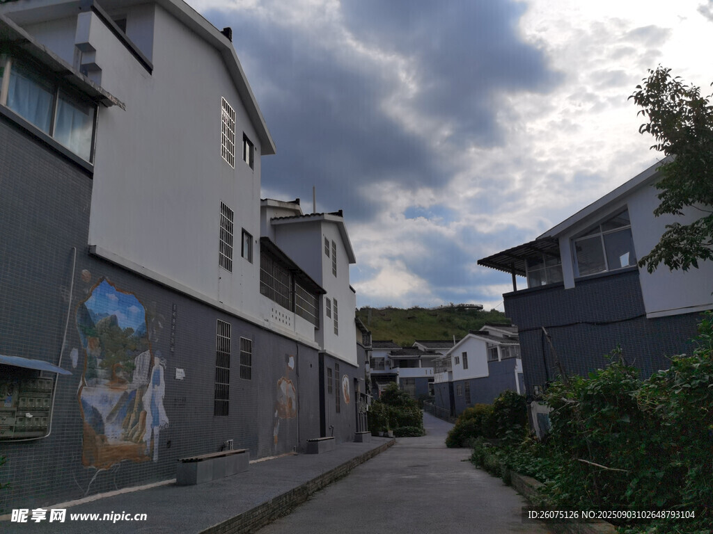 宁静古街建筑与墙面彩绘