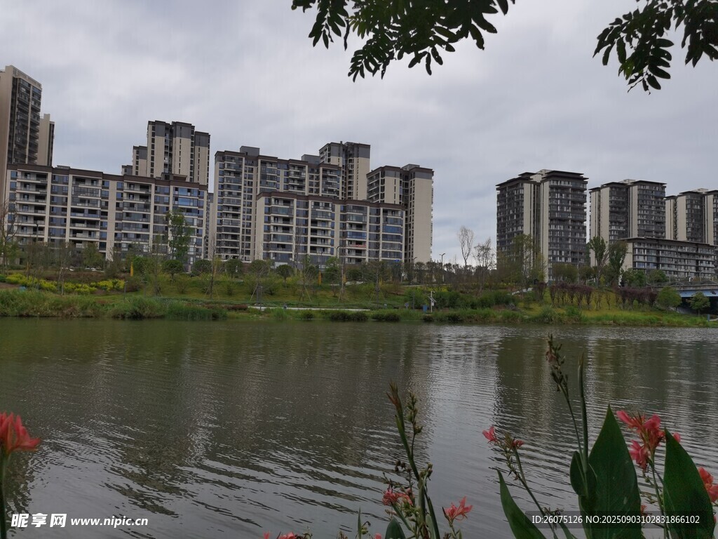 湖畔高楼景绿植映湖光