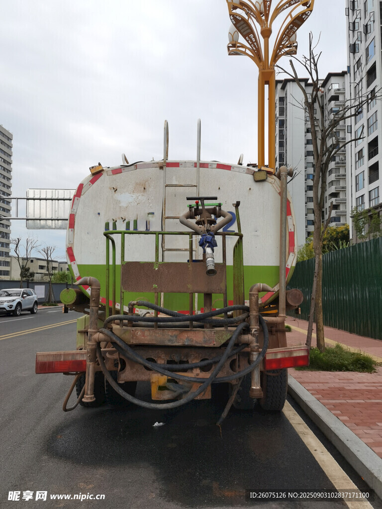 城市路边停放的洒水车