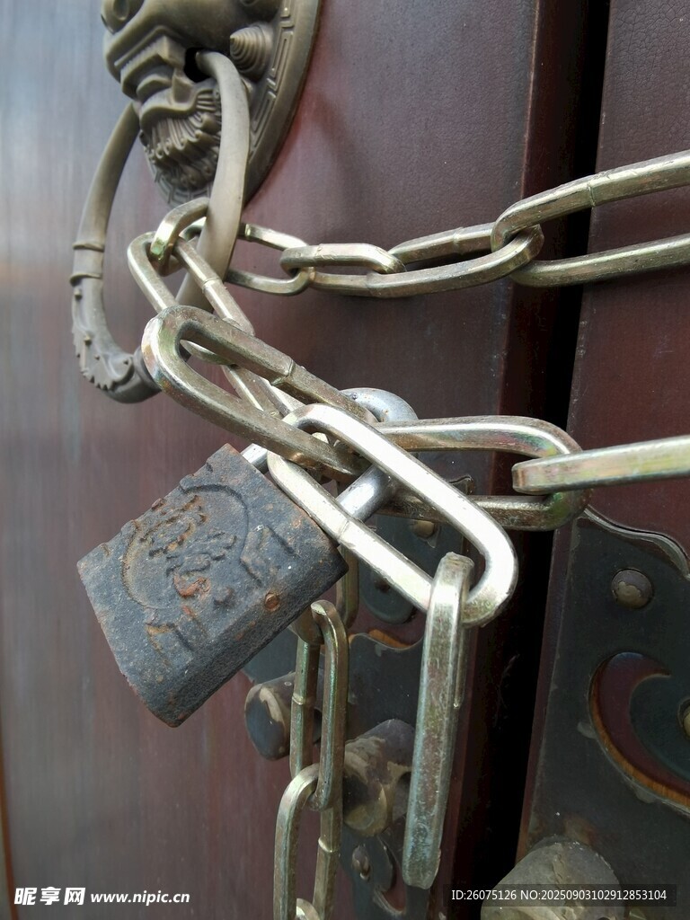 老旧门锁与缠绕铁链