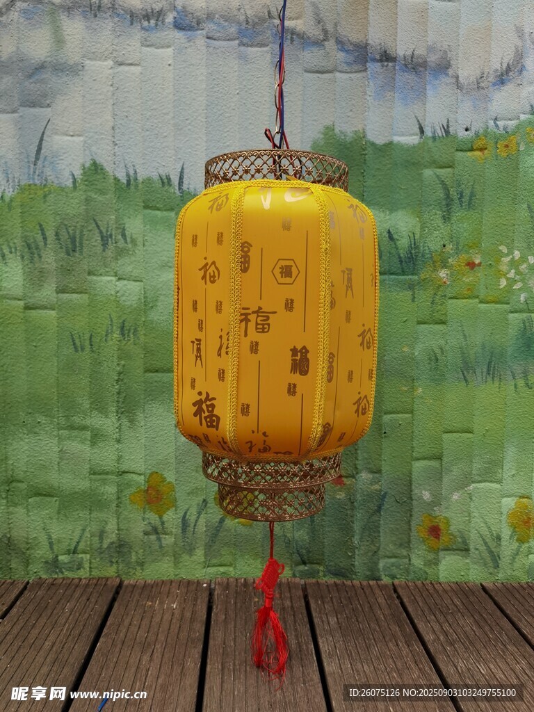 古典中式灯笼悬挂于木台