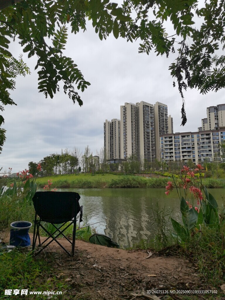 湖畔露营椅旁的城市风光