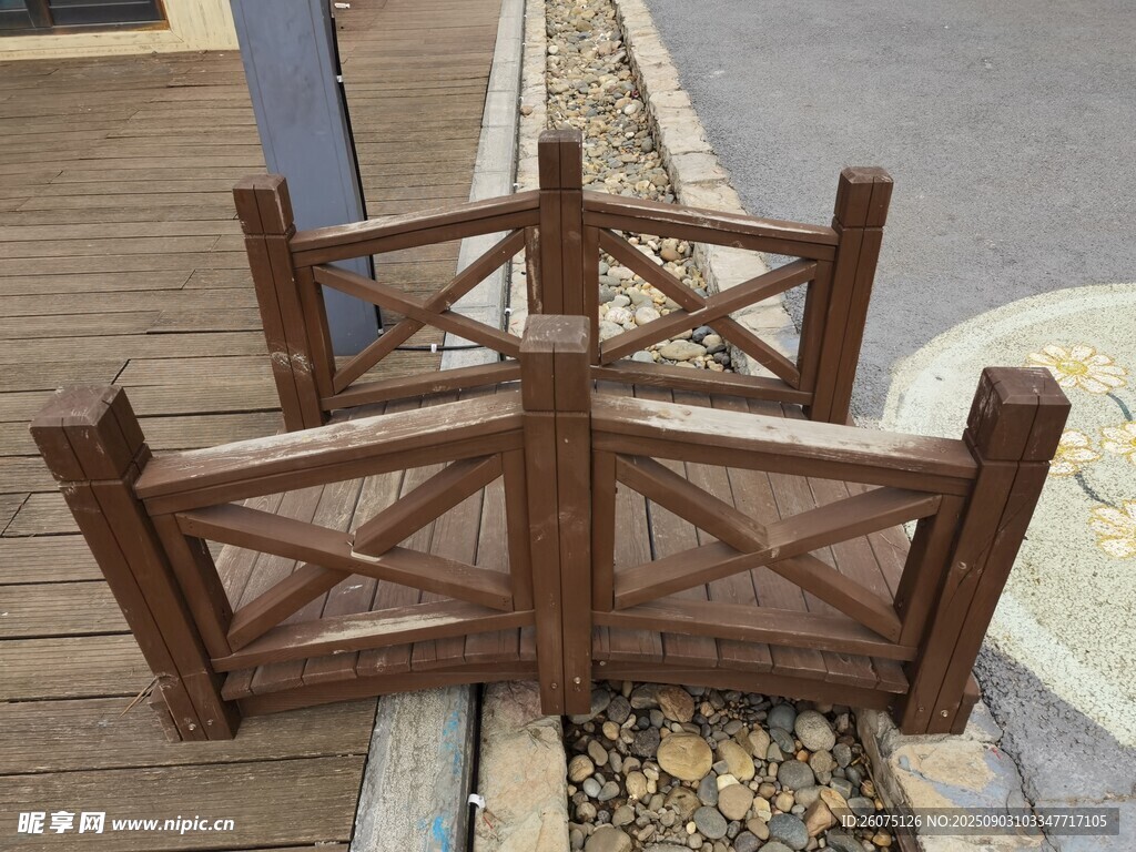 木质户外装饰小桥