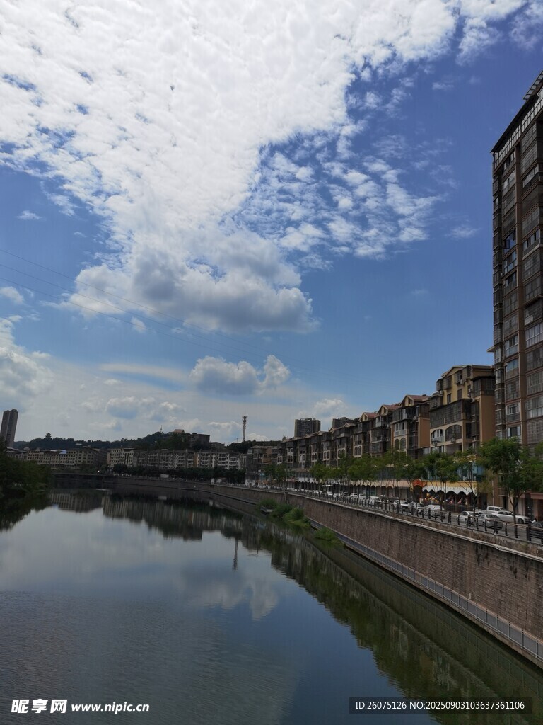 河畔城市风光