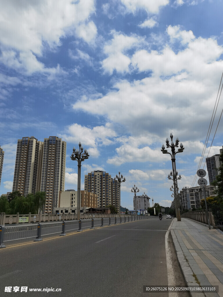 城市桥梁与蓝天白云景观