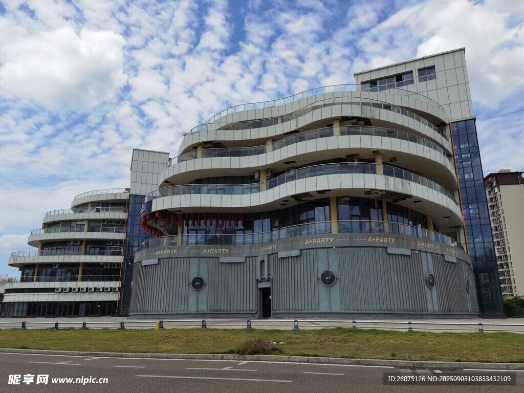 现代风格弧形外观建筑