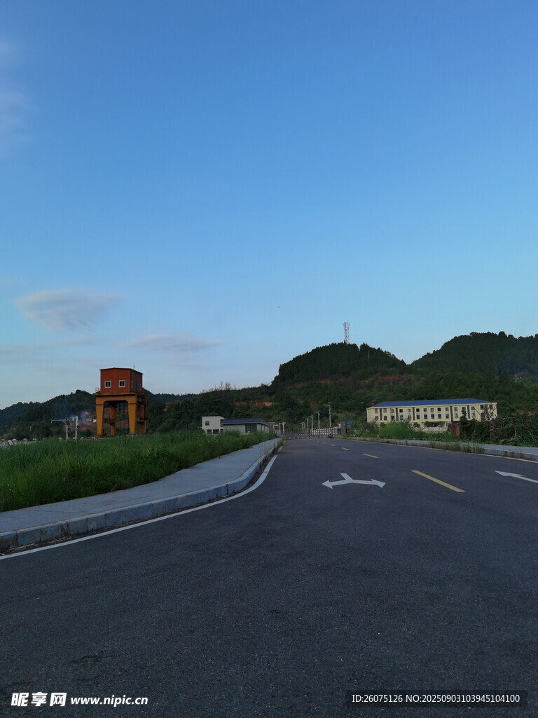 宽阔公路通向远方