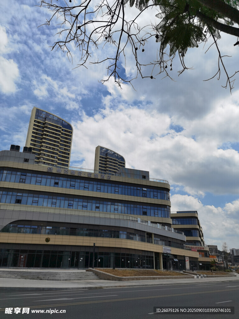城市建筑与开阔天空景观