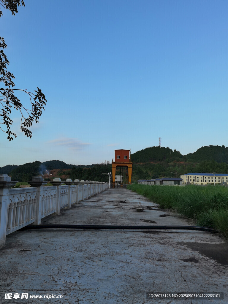 乡间石桥通往田野橙色建筑
